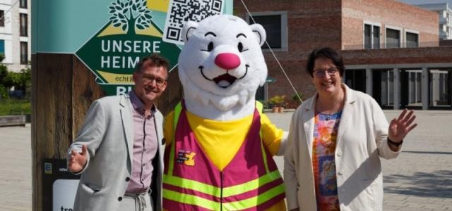 Gruppenfoto mit Klimabürgermeister und Leiterin der Abfallwirtschaft