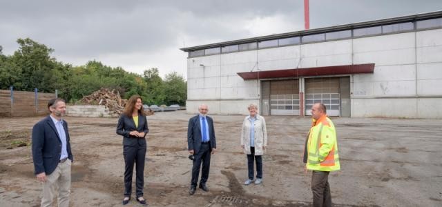 Bürgermeister Wolfgang Erichson (3.v.l.) und seine Mannheimer Kollegin Felicitas Kubala (4.v.l.) besuchten das Kompostwerk in Heidelberg-Wieblingen. (Foto: Rothe)