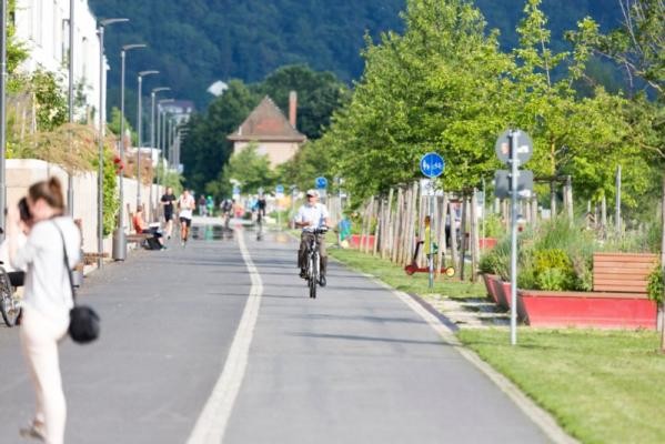 Fahrradfahrer auf der Bahnstadt-Promenade. (Foto: Buck) Fahrradfahrer auf der Bahnstadt-Promenade.
