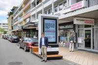 „Mit dem Parklet vor dem Innenstadtbüro in der Poststraße bieten wir einen zusätzlichen Ort der Begegnung und des Austausches“, sagt Erster Bürgermeister Jürgen Odszuck. Er lädt Interessierte herzlich ein, vorbeizukommen, sich zu informieren und eigene Ideen und Projekte für die Innenstadt einzubringen. Dafür stellt die Stadt auch Fördergelder in Aussicht. (Foto: Philipp Rothe) Eine Person vor einem digitalen Bildschirm