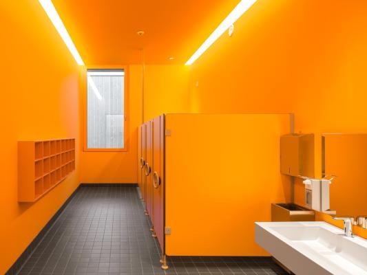 Strahlendes Gelb: Auch die Sanitärräume werden beim Heidelberger Kita-Baukasten im Werk vorfabriziert und ausgestattet.