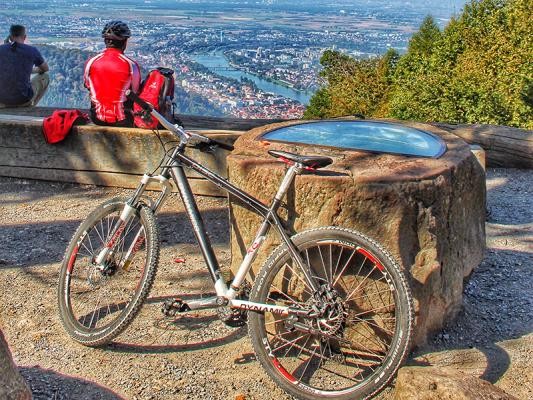 Mit dem Rad auf dem Heidelberger Königstuhl (Foto: Shi) Mit dem Rad auf dem Heidelberger Königstuhl
