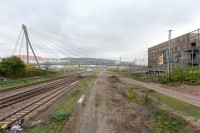 Die neue Gneisenaubrücke wird als Schrägseilbrücke in Stahlbauweise errichtet und überspannt künftig vier Bahn- und zwei Straßenbahngleise nahe der Czernybrücke. (Visualisierung:b V-KON.media GmbH) Visualisierung der Gneisenaubrücke über die Gleise.