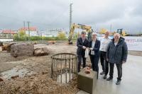 Erster Bürgermeister Jürgen Odszuck, Elke Zimmer, Staatssekretärin im Verkehrsministerium Baden-Württemberg, Klaus-Peter Hofbauer, Leiter des Tiefbauamts, und Eckhard Horwedel von der DSK legen die Zeitkapsel in den Grundstein der neuen Gneisenaubrücke, der sich nahe des Luxur-Kinos in der Bahnstadt befindet. (Foto: Rothe) Gruppenfoto bei der Grundsteinlegung.