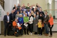 Oberbürgermeister Eckart Würzner (vorne links) ehrte am 23. November 2023 engagierte Personen und Gruppen mit der Ehrenamtsmedaille der Stadt Heidelberg. 1. Reihe von links: Sabine Wonka, Christel Apfel, Elke Biebricher-Maus, Nicole Seppich, Sigrid Kirsch, Nicole Lill, Kai und Brigitta Albrecht. 2. Reihe von links: Thomas Klauditz, Jürgen Brose, Heide Müller, Anna-Lisa Kaltenbach und Dominic Egger (beide Radentscheid Heidelberg), Adeyemi Samuel Jaiyeola, Yuliia Kolmaz, Wendelin Kiefer (alle drei Begegnungsstätte für Geflüchtete aus der Ukraine), Remziye Gerdon, Dr. Christopher Klatt. 3. Reihe von links: Manfred Helfert, Angela Jäger, Herbert Pfeiffer, Furqan Basharat (Ahmadiyya Muslim Jamaat Jugend Heidelberg), Harry Mohr, Shooresh Fezoni, Klaus Fiederling. 4. Reihe von links: Dirk Rulffes (Neckarorte e.V.), Hans-Peter Droste, Vincent Enders, Kira Streich, Wolfgang Hassis, Mariia Zaporozhets, Xenia Nehovora (alle vier Rettungsaktion Heidelberg e.V.). Gruppenfoto nach der VErleihung.