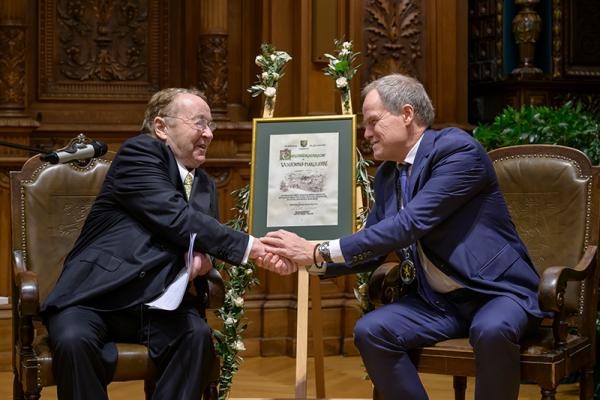 Oberbürgermeister Eckart Würzner schüttelt Wolfgang Marguerre die Hand.