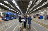 In der Fahrzeughalle des Betriebshofes Heidelberg: Die rnv-Projektleiter Frank Dommasch (links) und Sascha Blüm (rechts) gaben gemeinsam mit Jürgen Odszuck, Erster Bürgermeister der Stadt Heidelberg, einen Einblick in die aktuellen Planungen zur Weiterentwicklung des rnv-Betriebshofs.