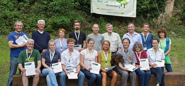 Dr. Hans-Wolf Zirkwitz (hinten Mitte), Leiter des städtischen Amts für Umweltschutz, Gewerbeaufsicht und Energie, und Friedrich Kilian (hinten 4. v.r.), Leiter der Abteilung Lernort Natur, Geo- und Naturpark des städtischen Umweltamts haben den neu ausgebildeten Geo-vor-Ort-Begleitern die Ausbildungs-Zertifikate überreicht. (Foto: Rothe)