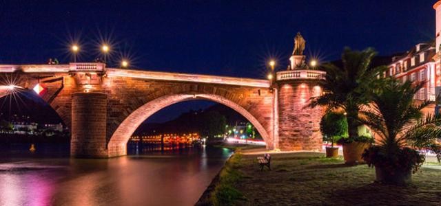 Bei der WWF-Aktion Earth Hour gehen am kommenden Samstag, 28. März, an vielen Bauwerken Heidelbergs, wie hier an der Alten Brücke, die Lichter aus. (Foto: Diemer)