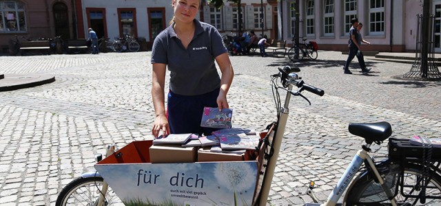 Die Neuauflage des Einkaufsführers wird mit einem umweltfreundlichen E-Lastenrad geliefert (Foto: Stadt Heidelberg)