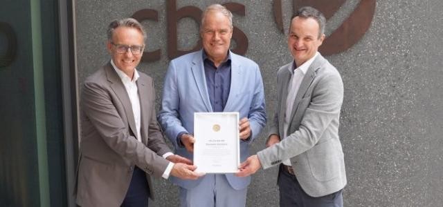 Oberbürgermeister Eckart Würzner überreicht Holger Scheel und Rainer Wittwen das Wirtschaftssiegel als Urkunde.