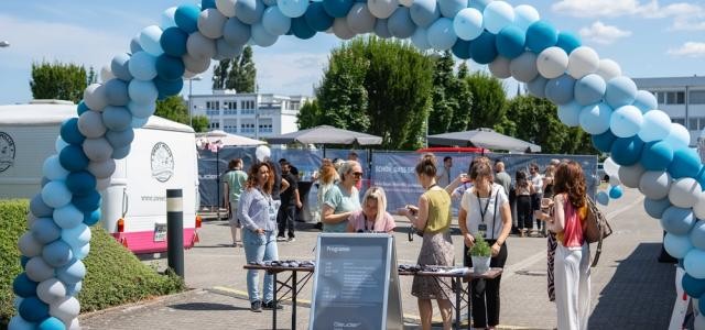 Ein Bogen aus Luftballons kennzeichnet einen Eingang zu einem Unternehmensgelände.