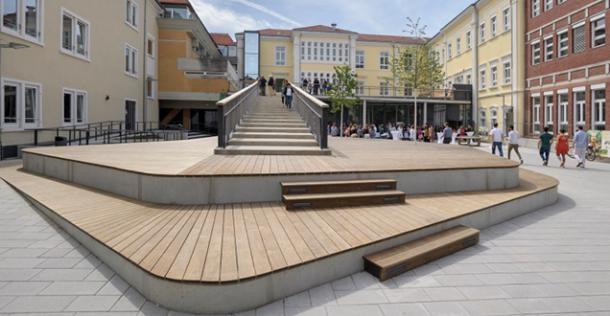 Hölderlin-Gymnasium saniert. Oberer und unterer Schulhof sind über eine imposante Treppe verbunden.