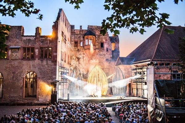 Blick in den Schlosshof des Heidelberger Schlosses bei den Schlossfestspielen 