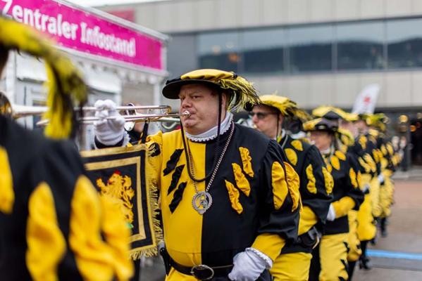 Fanfarenzug Heidelberg in schwarz gelber Tracht