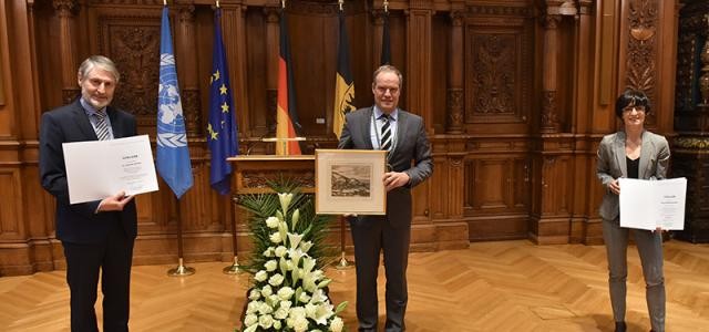 Stabwechsel im Sozialdezernat: Oberbürgermeister Prof. Dr. Eckart Würzner (Mitte) überreichte Dr. Joachim Gerner zum Abschied einen Merian-Kupferstich und übergab der neuen Sozialbürgermeisterin Stefanie Jansen die Ernennungsurkunde. 