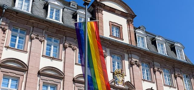 Eine Regenbogenflagge vor dem Heidelberger Rathaus.