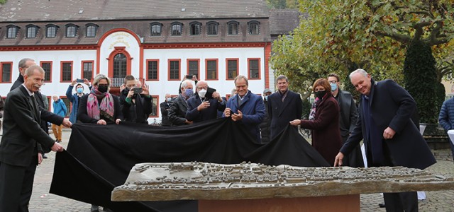 Oberbürgermeister Eckart Würzner, Präsidenten der fünf Heidelberger Rotary Clubs und Rotary-Mitglieder enthüllen das neue Blindenstadtmodell auf dem Karlsplatz.