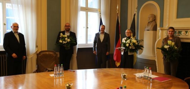 Dörthe Domzig wird mit Blumen im Rathaus verabschiedet. Auch Oberbrügermeister Prof. Dr. Eckart Würzner  und Bürgermeister Wolfgang Erichson sind anwesend.