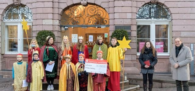 Oberbürgermeister Prof. Dr. Eckart Würzner (rechts) empfing eine Sternsingergruppe um Gemeindereferentin Tanja Becker (zweite von rechts) am Rathaus und übergab einen Scheck über 500 Euro aus seinen persönlichen Verfügungsmitteln.