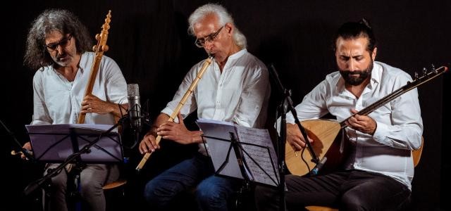 Drei Männer, die Instrumente spielen