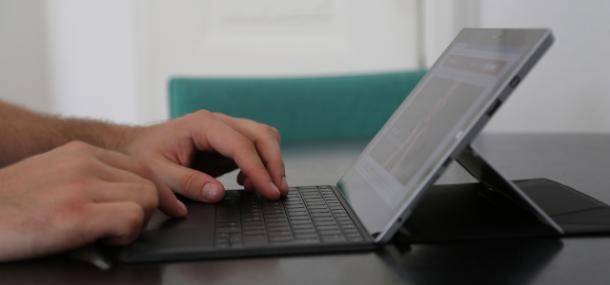 Eine Person ruft die Website der Stadt Heidelberg auf einem Tablet auf (Foto: Stadt HD) Eine Person ruft die Website der Stadt Heidelberg auf einem Tablet auf.