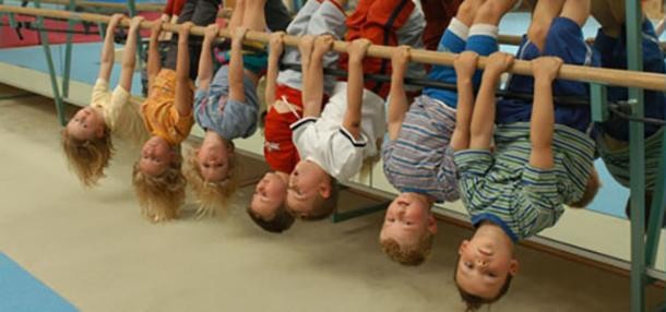 Die Entwicklung des Turnzentrums (Foto: Welker) Kinder hängen kopfüber