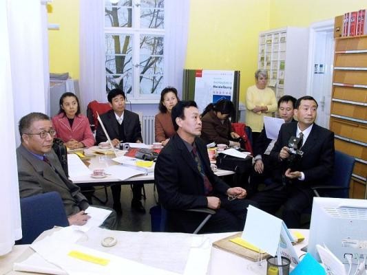 Delegationsbesuch der Vereinigung der Stadthistoriker Beijings. Meist arbeiten diese in Archiven oder sonstigen Forschungseinrichtungen (Foto: Stadt Heidelberg)