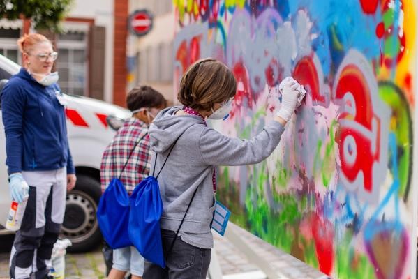 Bei der Abfallwirtschaft, Stadtreinigung und Zentralwerkstätten konnten die Kinder selbst ausprobieren, wie sich Graffiti von einer Wand entfernen lässt.