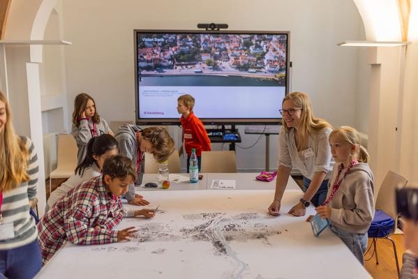 Das Stadtplanungsamt bot den Kindern mit einer großen Heidelberg-Karte ein Orientierungsspiel an.