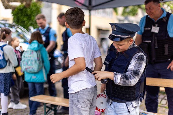 Beim Kommunalen Ordnungsdienst des Bürger- und Ordnungsamtes streiften die Schülerinnen und Schülern die Dienstkleidung über und erfuhren, welche Aufgaben der KOD hat.