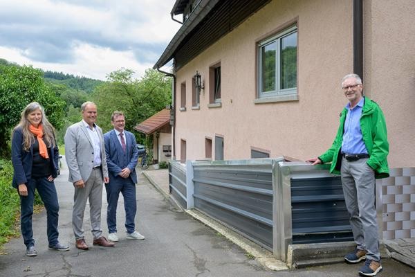 Egon Müller ist vor seinem Haus mit den Oberbürgermeister Würzner zu sehen
