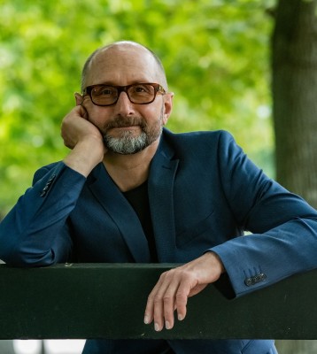 Heinrich Steinfest (Foto: Robert Marcus Klump) Mann in blauem Anzug: Heinrich Steinfest