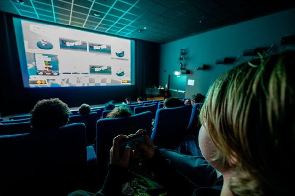 Menschen, die Leinwand anschauen