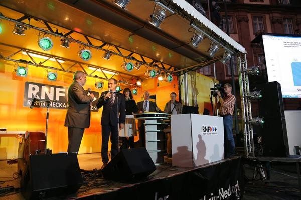 Oberbürgermeister Dr. Eckart Würzner nach seiner Wiederwahl auf dem RNF-Truck vor dem Heidelberger Rathaus (Foto: Stadt Heidelberg)