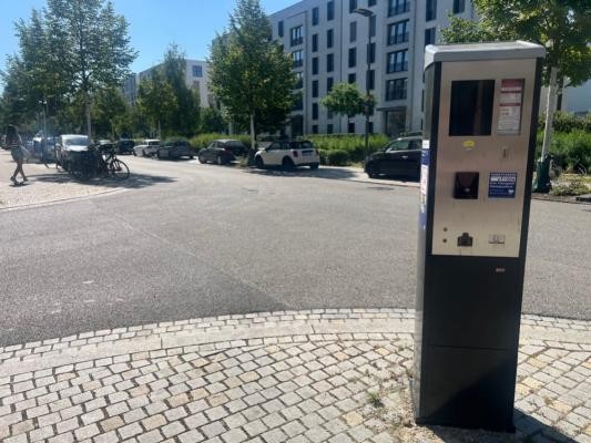 Ab sofort werden in der Bahnstadt alle öffentlichen Parkflächen bewirtschaftet. Die verschiedenen Parktickets gibt es an den neu aufgestellten Automaten sowie bequem per App oder auch digital. (Foto: Stadt Heidelberg) Parkautomat in der Bahnstadt.