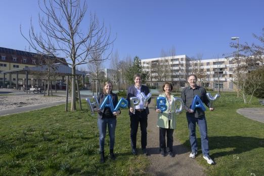 Stadt und Stadtteilverein Südstadt feiern das Jubiläum (Foto: Philipp Rothe) Gruppenbild mit Geburtstagsluftballons