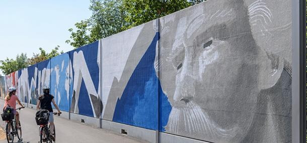 10 Jahre Neue Südstadt: Stadtteilportraits. (Foto: Buck) Blick auf die Lärmschutzwand mit einem Wandgemälde.