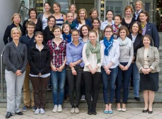 Der Abiturjahrgang des Hölderlin-Gymnasiums mit Moderatorin Liselotte Kühn (vorne l.), Margit Fünkner, Heidelberger Druckmaschinen (zweite Reihe l.), Cornelia Gölz und Hannelore Beust vom Hölderlin-Gymnasium (dritte Reihe l. und vorne r.), Doris Rasch, Amt für Chancengleichheit (zweite Reihe r.), Thomas Fischer und Dr. Maren Schubert, Heidelberger Druckmaschinen (dritte und vierte Reihe r). (Foto: Rothe)