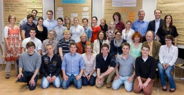 Schülerinnen und Schüler des Heidelberg Colleges mit ihren Gästen aus Politik, Schule und Verwaltung (Foto: Rothe)