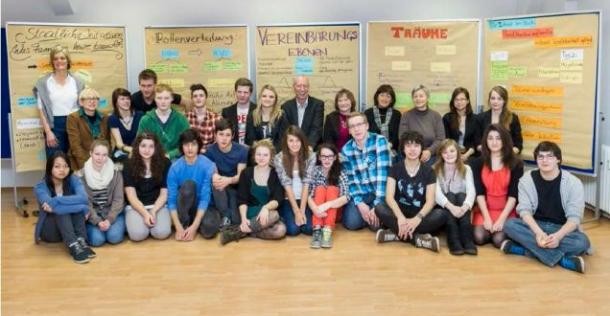 Schülerinnen und Schüler der Internationalen Gesamtschule Heidelberg mit ihren Gästen aus Politik, Schule und Verwaltung (Foto: Rothe)