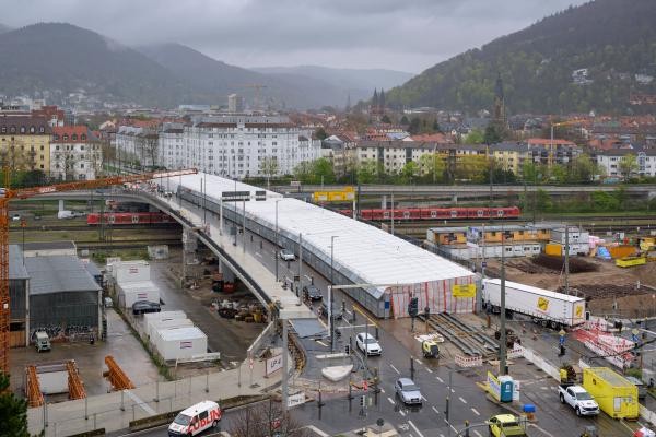 Die Sanierung der Montpellierbrücke soll Ende der Sommerferien 2026 fertiggestellt sein. Mitte März 2026 wurden zwei Auffahrten wieder geöffnet – vom Hauptbahnhof (hinten links) und von der Hebelstraßenbrücke kommend (vorne rechts). (Foto: Philipp Rothe) Ein Bild in der Vogelperspektive auf die Montpellierbrücke.