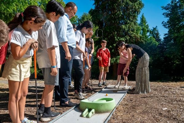 Die Kinder und Bürgermeisterin Jansen haben Spaß beim gemeinsamen Minigolfen. Die Kinder und Bürgermeisterin Jansen haben Spaß beim gemeinsamen Minigolfen.