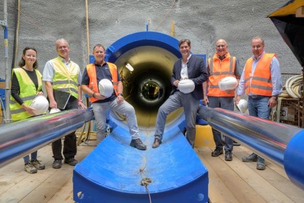 Der neue Kanal mit einem Durchmesser von 1,8 Metern kann künftig rund 3,8 Millionen Liter Abwasser zwischenspeichern. Bei der Baustellenbegehung vor Ort (von links): Kerstin Maixner, Geschäftsstelle Bahnstadt, Stefan Ambiel (Ingenieurbüro Albrecht), Johannes Bodmer (Abwasserzweckverband), Erster Bürgermeister Jürgen Odszuck, Klaus-Peter Hofbauer (Leiter Tiefbauamt) und Steffen Bramm der Baufirma Bramm. (Foto: Philipp Rothe) Vor dem neuen Kanal mit einem Durchmesser von 1,8 Metern stehen Kerstin Maixner, Geschäftsstelle Bahnstadt, Stefan Ambiel (Ingenieurbüro Albrecht), Johannes Bodmer (Abwasserzweckverband), Erster Bürgermeister Jürgen Odszuck, Klaus-Peter Hofbauer (Leiter Tiefbauamt) und Steffen Bramm der Baufirma Bramm.