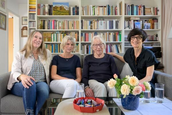 Das Heidelberger Projekt „ZwischenMenschlich“ bringt Menschen über 85 Jahre mit ehrenamtlichen Besuchspatinnen und -paten zusammen (von links): die städtische Projektkoordinatorin Antje Maaß, „Besuchs-Tandem“ Sabine Beisel und Dorrit Kaufmann sowie Bürgermeisterin Stefanie Jansen. (Foto: Philipp Rothe) Die städtische Projektkoordinatorin Antje Maaß, „Besuchs-Tandem“ Sabine Beisel und Dorrit Kaufmann sowie Bürgermeisterin Stefanie Jansen sitzen gemeinsam auf einem Sofa.