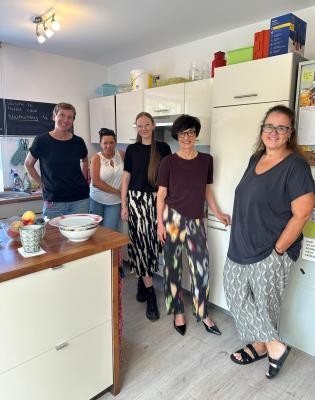 Bürgermeisterin Stefanie Jansen informierte sich im FrauenRaum über die Situation obdach- und wohnungsloser Frauen (von links): Das FrauenRaum-Team Katja Fernandez, Joanna Bonislawka und Tina Ihrig, Bürgermeisterin Stefanie Jansen und Andrea Meixner vom Amt für Soziales und Senioren der Stadt Heidelberg. (Foto: Stadt Heidelberg) Bürgermeisterin Stefanie Jansen informierte sich im FrauenRaum über die Situation obdach- und wohnungsloser Frauen (von links): Das FrauenRaum-Team Katja Fernandez, Joanna Bonislawka und Tina Ihrig, Bürgermeisterin Stefanie Jansen und Andrea Meixner vom Amt für Soziales und Senioren der Stadt Heidelberg. (Foto: Stadt Heidelberg)