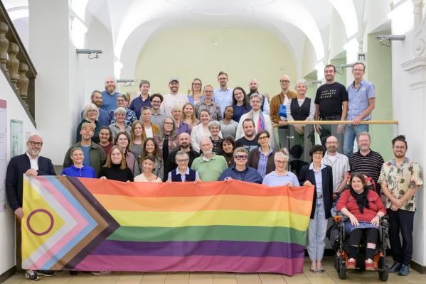 Mit neuem Namen gemeinsam für queeres Leben in Heidelberg: Der Runde Tisch Rainbow City Heidelberg. Gruppenbild vom Runden Tisch Rainbow City