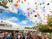 Ein Zeichen für Solidarität und ein friedliches Miteinander: Mehr als 1.000 Kinder und Erwachsene ließen am 17. September Luftballons vor der Emmertsgrund-Grundschule in den Himmel steigen. (Foto: Dittmer)