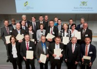 Die Vertreterinnen und Vertreter der insgesamt 15 Preisträger-Kommunen. (Foto: Michael Latz, Stuttgart)