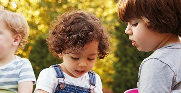 Drei Kleinkinder beim Spielen